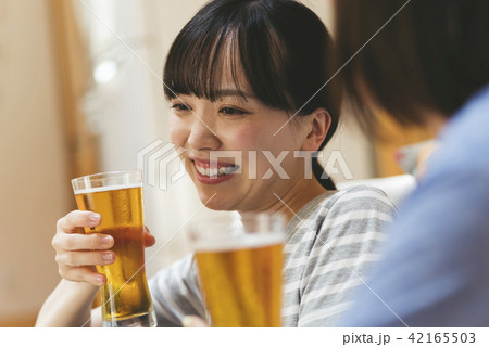 自宅でお酒を飲む女性 42165503