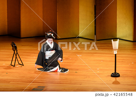 日本舞踊を踊る女性 42165548