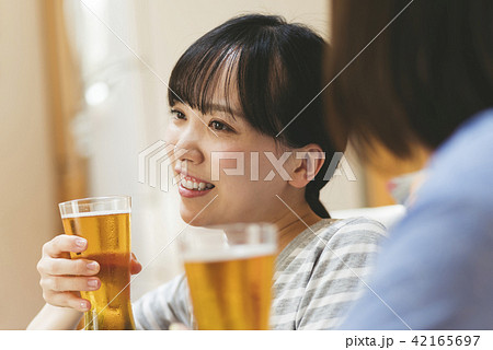 自宅でお酒を飲む女性 自宅でお酒を飲む女性 42165697