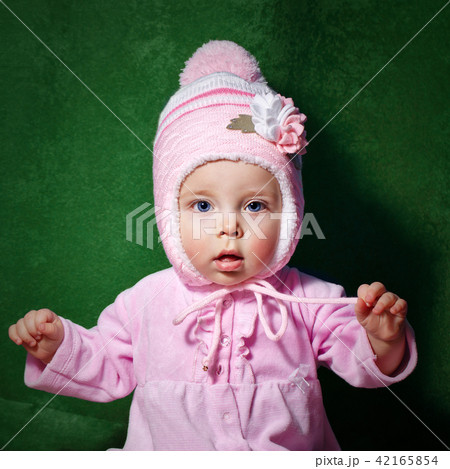 Cute little girl 42165854