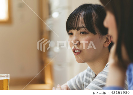 自宅でお酒を飲む女性 42165980