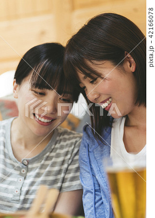 自宅でお酒を飲む女性 42166078