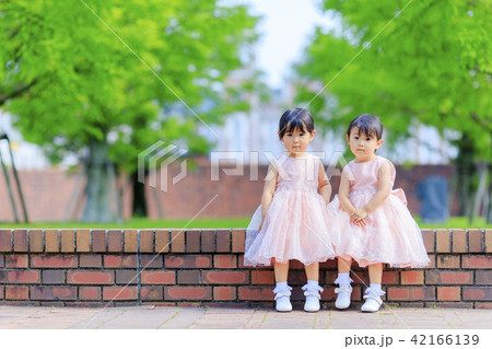 姉妹の双子の写真素材