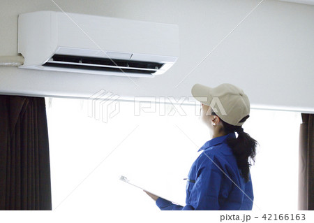 エアコンの点検をする作業員 エアコンの点検をする作業員 42166163