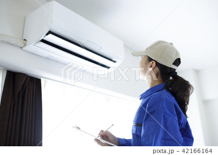 エアコンの点検をする作業員 エアコンの点検をする作業員 42166164