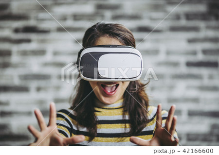 VRを楽しむ女性 42166600