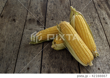 Fresh sweet corn on wooden table 42166667