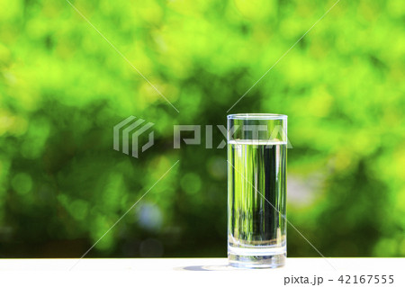 緑背景とお水 42167555