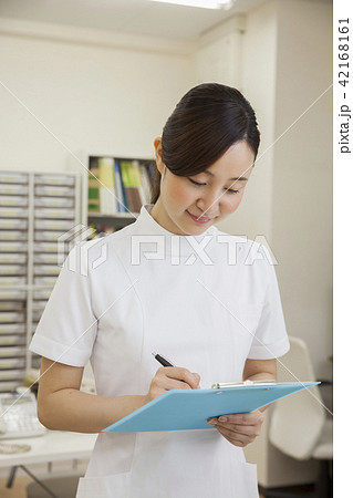 ナースステーションの看護師の写真素材