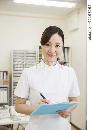 ナースステーションの看護師 42168162