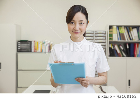 ナースステーションの看護師 ナースステーションの看護師 42168165