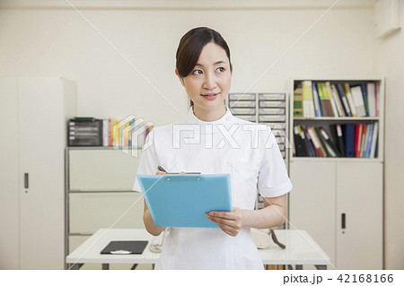 ナースステーションの看護師 ナースステーションの看護師 42168166