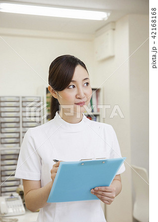 ナースステーションの看護師 42168168
