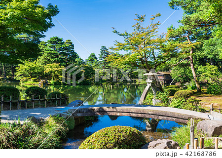 金沢 兼六園 徽軫灯籠と虹橋 金沢 兼六園 徽軫灯籠と虹橋 42168786