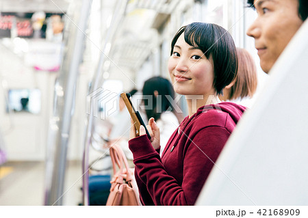 電車 スマホ　撮影協力「京王電鉄株式会社」 42168909