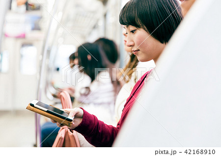 電車 スマホ　撮影協力「京王電鉄株式会社」 42168910