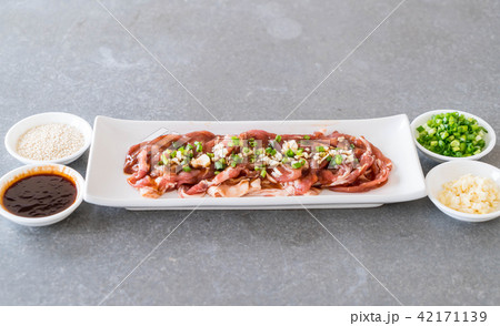 fresh pork sliced 42171139