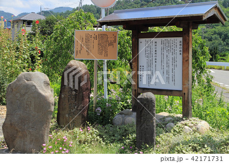 善光寺街道　岡田宿の道標と石造物 42171731