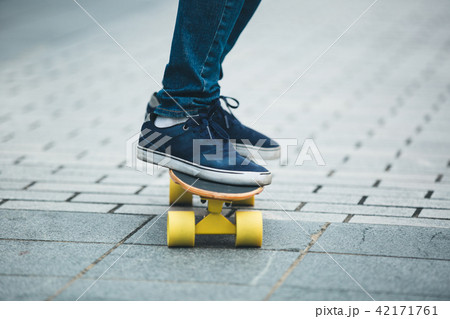 legs skateboarding on ctiy street 42171761