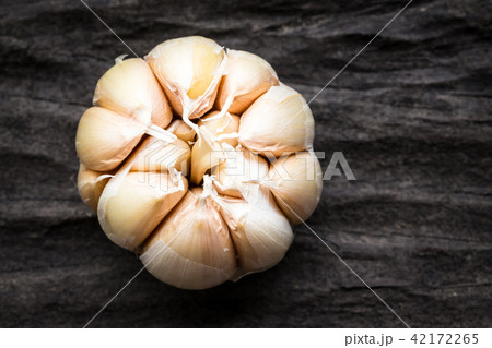 Garlic on dark wooden floor 42172265