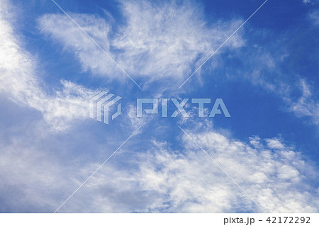 地球 飛行機 窓 空 水平線 雲 背景 素材 バックグランド 無料 有料の写真素材