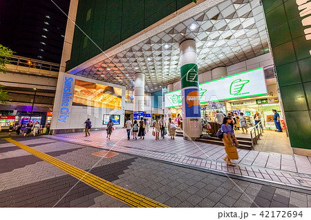 東京 池袋 夜のサンシャイン60通り（サンシャインシティ入口）の写真素材 [42172694] - PIXTA