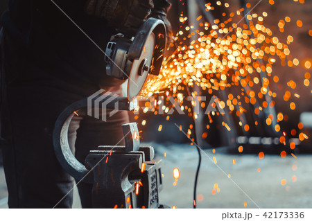 Working saws iron sparks 42173336