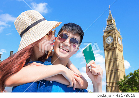 couple travel to london couple travel to london 42173619