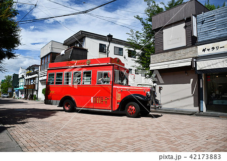 軽井沢のおしゃれな赤バスの写真素材