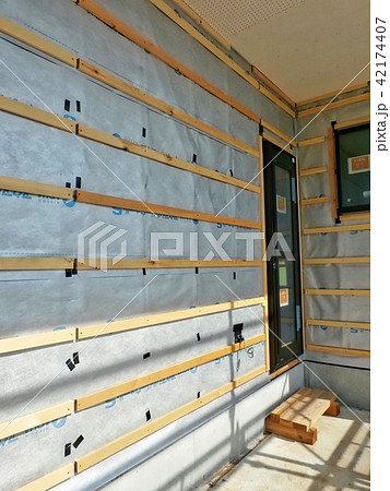 木造住宅の外壁の内側には透湿防水シートを張ります 42174407