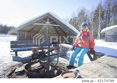 BBQする子供　雪景色 42174799