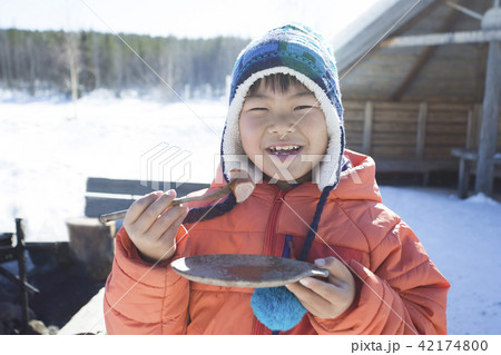 ソーセージを食べる子供 雪景色 ソーセージを食べる子供 雪景色 42174800