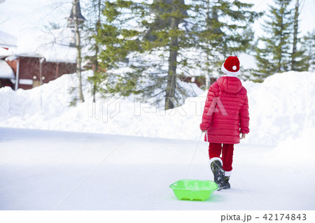 サンタクロースの服を着た子供 クリスマス サンタクロースの服を着た子供 クリスマス 42174843