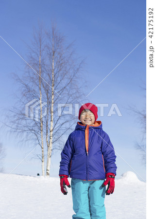 雪景色と子供 42175192