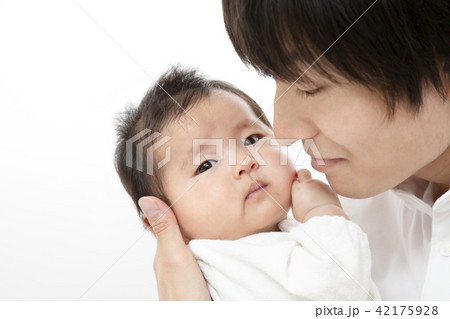 父に抱かれ見つめられる新生児の女の子 父に抱かれ見つめられる新生児の女の子 42175928
