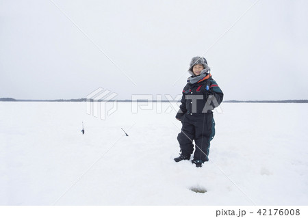 氷上釣り 子供 雪景色 氷上釣り 子供 雪景色 42176008