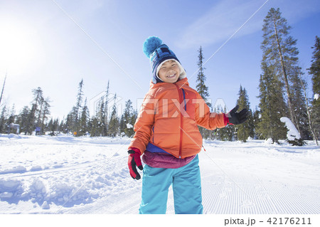 雪景色と子供 42176211