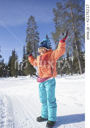 雪景色と子供 雪景色と子供 42176217