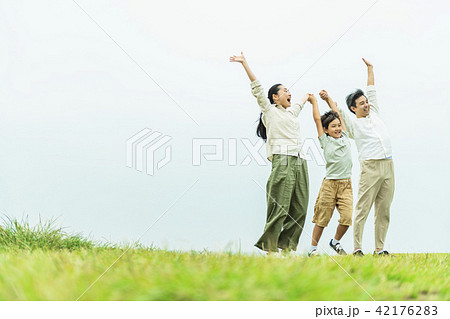 三世代 家族 芝生 42176283