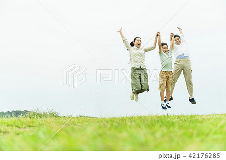 三世代 家族 芝生 42176285