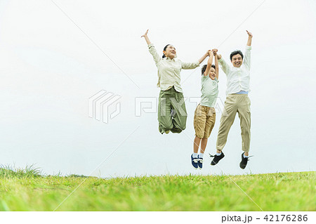 三世代 家族 芝生 42176286