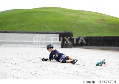 ブレイブボードを練習する子供 42176719