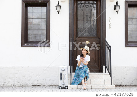 一人旅の若い女性 一人旅の若い女性 42177029