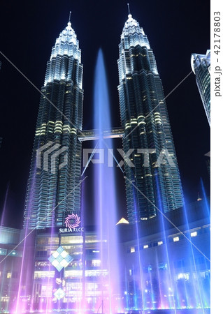 ツインタワーをバックに噴水ショーの夜景 ツインタワーをバックに噴水ショーの夜景 42178803
