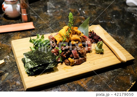 イチボ肉とウニを使った新しいユッケ風料理 42179050