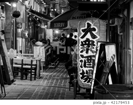 大阪梅田 お初天神裏参道の夜(モノクロ) 大阪梅田 お初天神裏参道の夜(モノクロ) 42179453