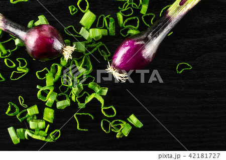 Fresh Raw green spring onion on black wood 42181727