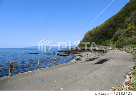 弁慶の薪積岩付近から国道の旧道と積丹半島を見る 弁慶の薪積岩付近から国道の旧道と積丹半島を見る 42182425