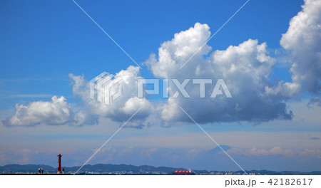 青い空と夏雲 42182617