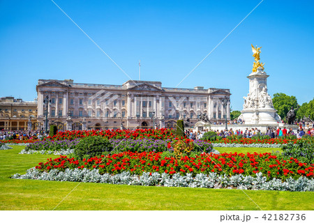The principal facade of Buckingham Palace 42182736